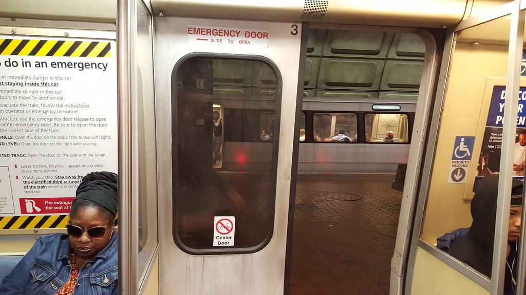 A malfunctioning Metro door giving very 2016 vibes