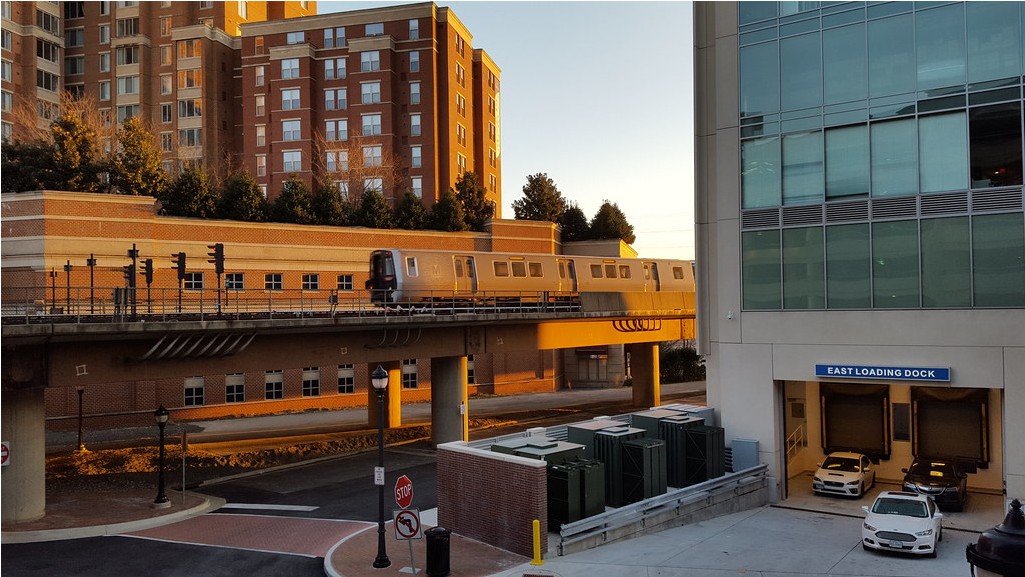 A 7000-series Metro train travels between Eisenhower Ave and King Street-Old Town stations in December 2017
